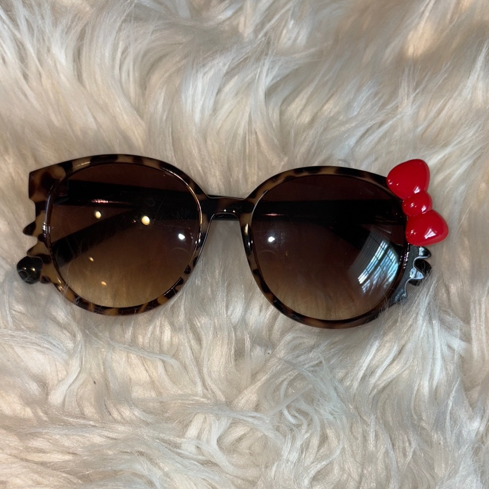 Tortoise Shell Sunglasses with Red Bow